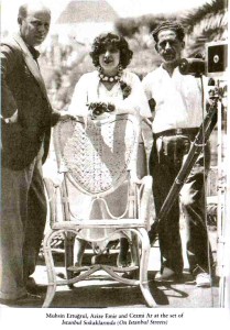 O tureckém filmu, část první: Počátky turecké kinematografie 2 Muhsin Ertuğrul (vlevo) při natáčení filmu V istanbulských ulicích