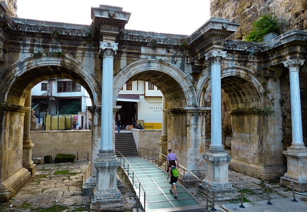 Antalya - za zdmi hotelových komplexů 3 Hadrianova brána v Antalya, Turecko