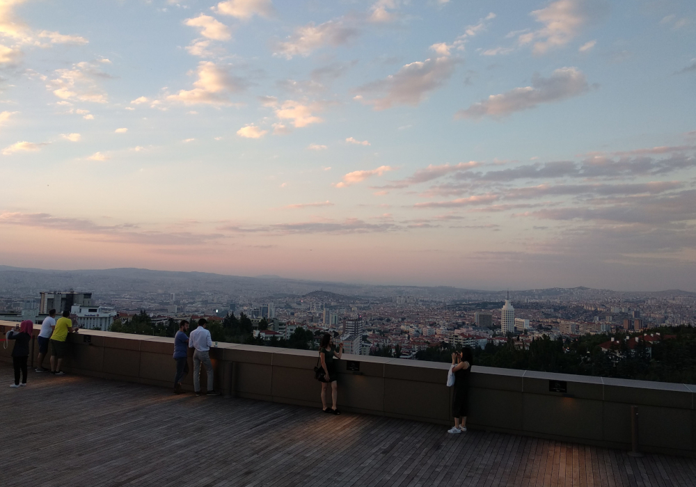 Výhled na město Ankaru při západu slunce