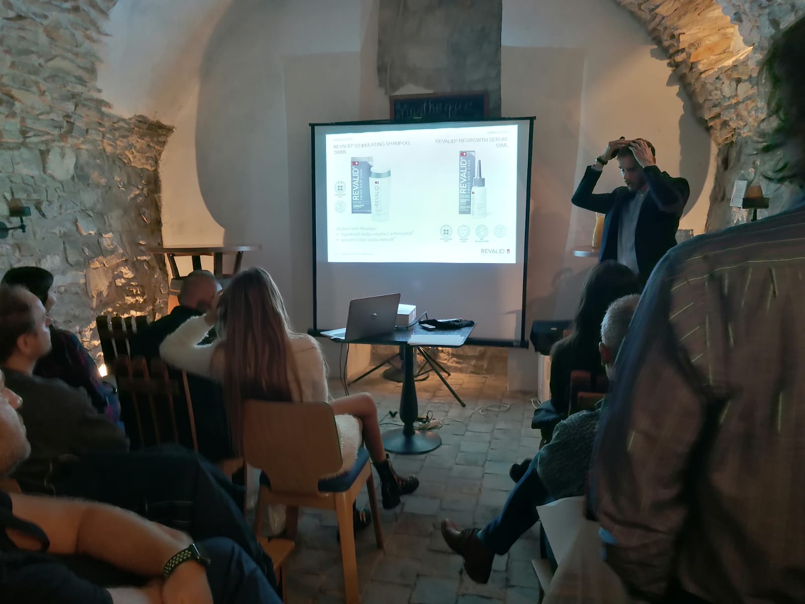 Setkání našich klientů ukázalo, že transplantace vlasů není tabu 2 Revalid vypadávání vlasů prezentace