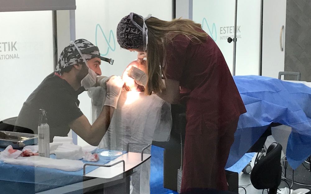 Byl jsem s Lukášem na transplantaci vlasů v Turecku. Co na to říká?