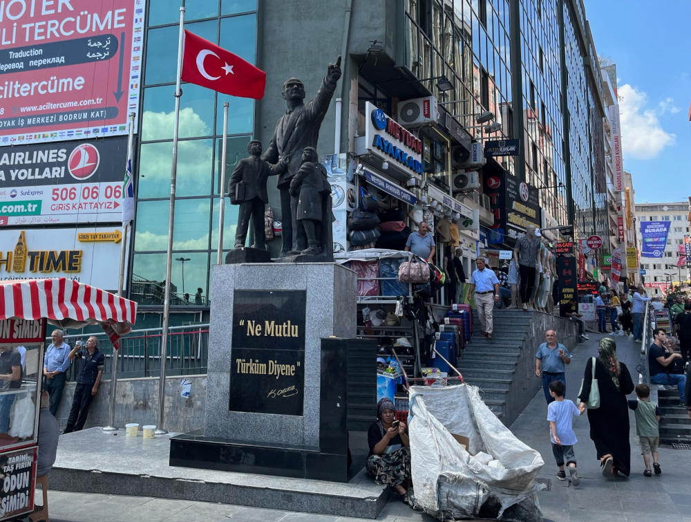 Co se nesmí v Turecku a co tam radši nedělat? 7 Socha Kemala Atatürka v Turecku