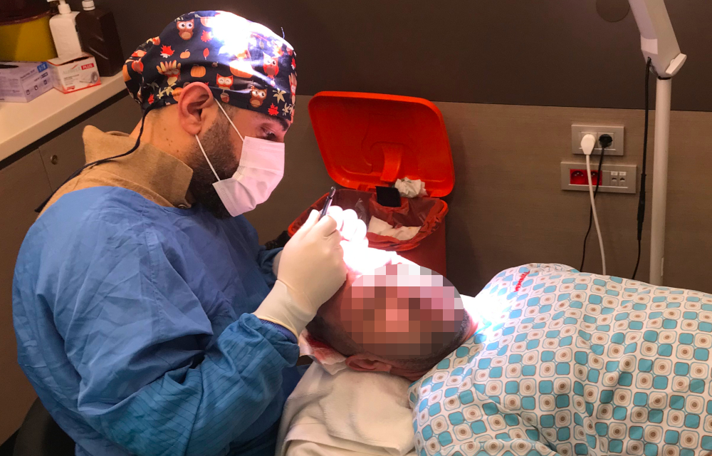 Ještě lepší služby transplantace vlasů v nové soukromé praxi Dr. Mahmut Alan Kaya