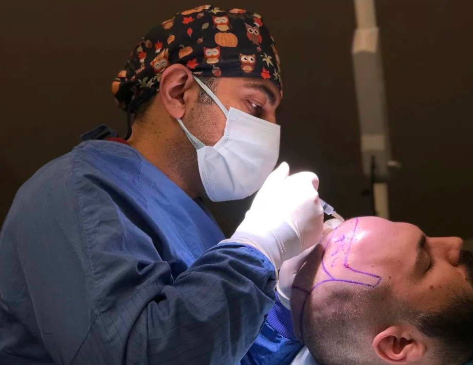 Zkušenosti spokojených klientů, kteří úspěšně podstoupili transplantaci vlasů u doktora Kaya